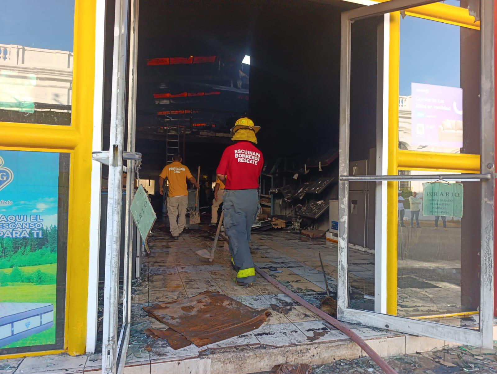 $!Se incendia mueblería en el Centro de Escuinapa