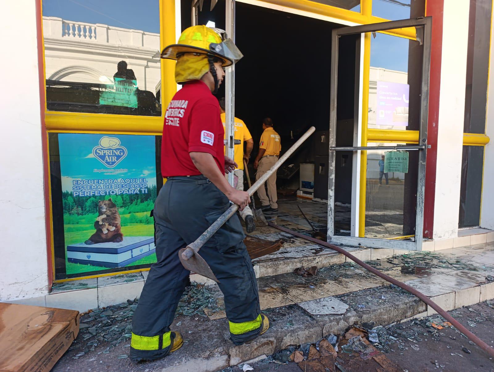 $!Se incendia mueblería en el Centro de Escuinapa
