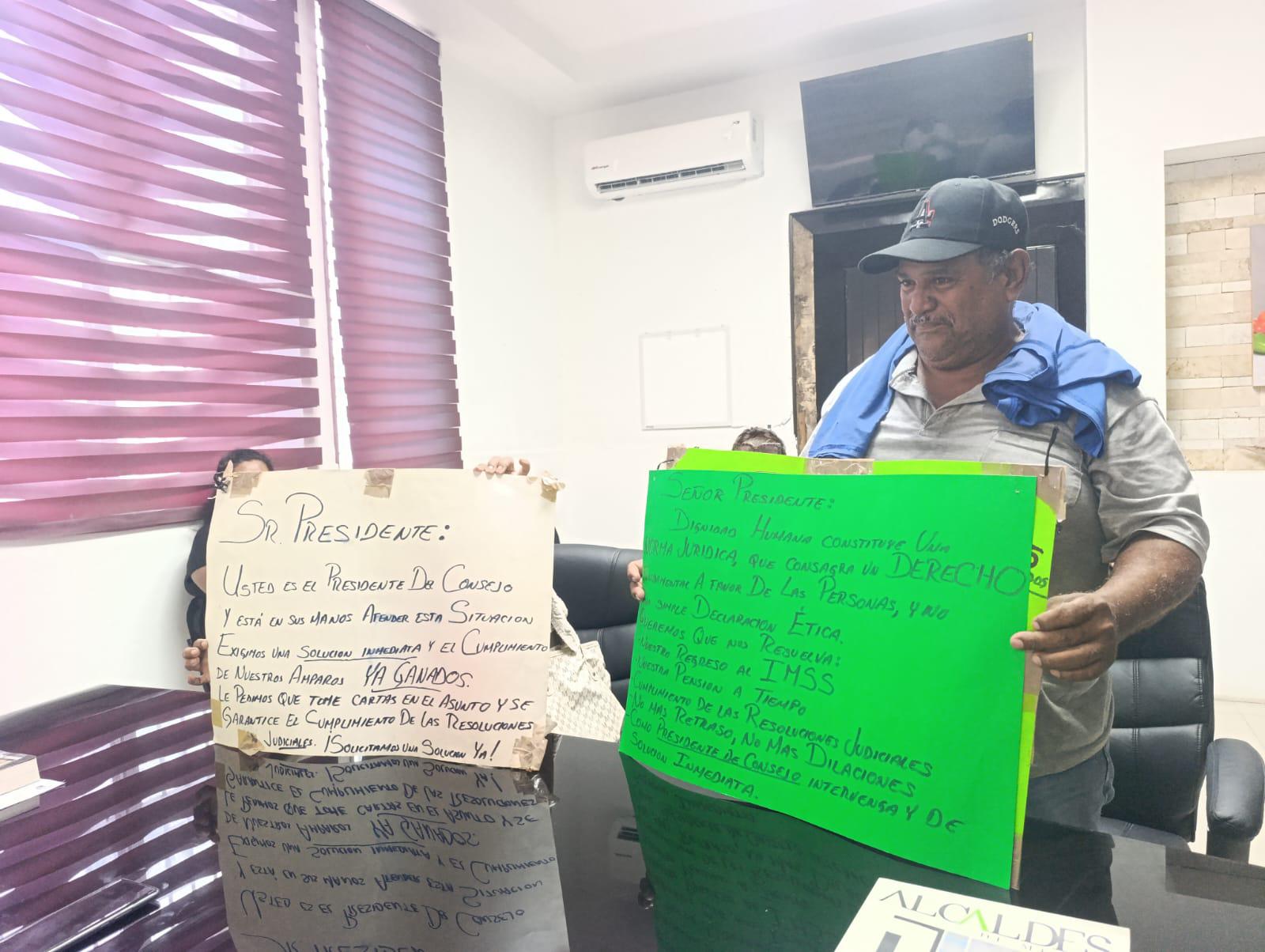 $!Se reúnen jubilados con Alcalde de Escuinapa; exigen solución a sueldos pendientes