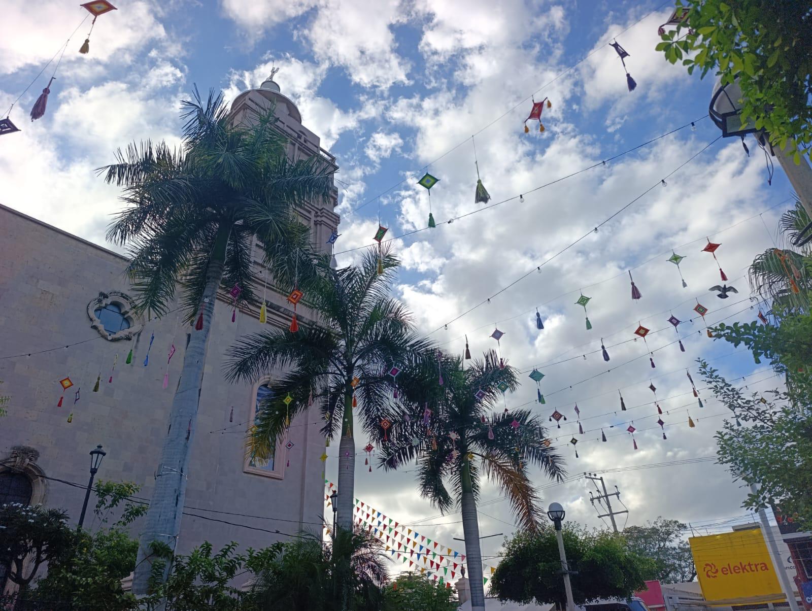 $!Adornan Parroquia San Francisco de Asís e instalan nueva campana en Escuinapa