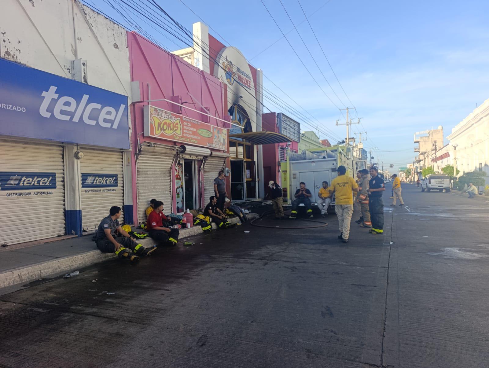 $!Se incendia mueblería en el Centro de Escuinapa