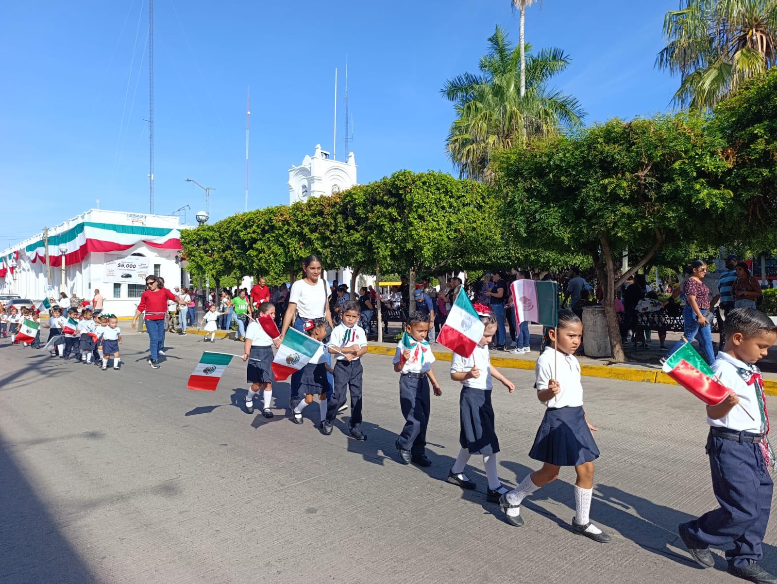 $!Alumnos de preescolar participaron en Escuinapa en el desfile por la independencia
