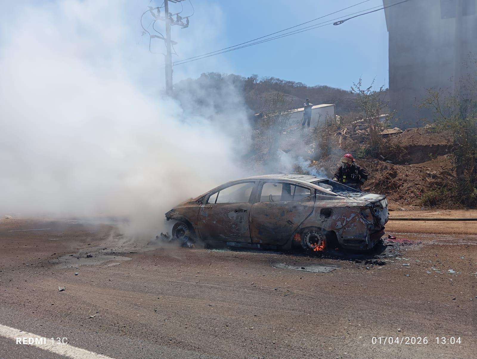 $!Auto se incendia por falla mecánica en la carretera Libre Mazatlán-Culiacán; no hay lesionados
