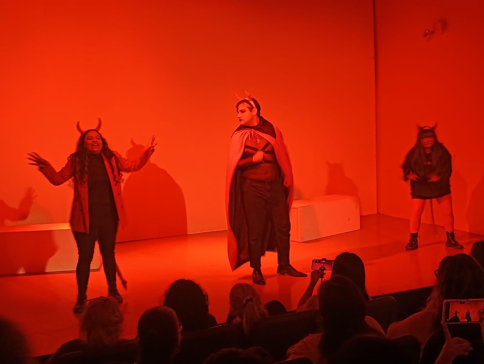 $!Entre aplausos, el público de Casa Haas disfrutó una noche llena de humor, tradición y espíritu navideño.