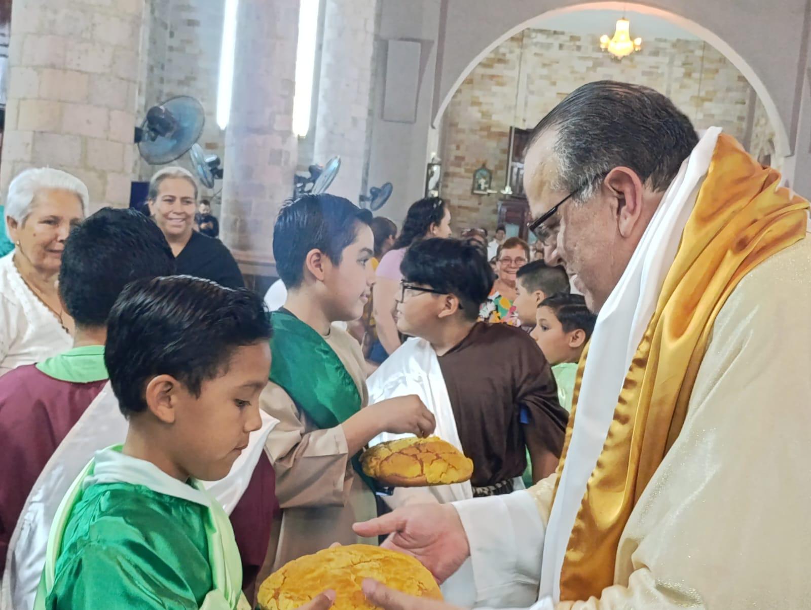 $!Llaman a orar por los sacerdotes y el Papa en la misa de Jueves Santo en Escuinapa