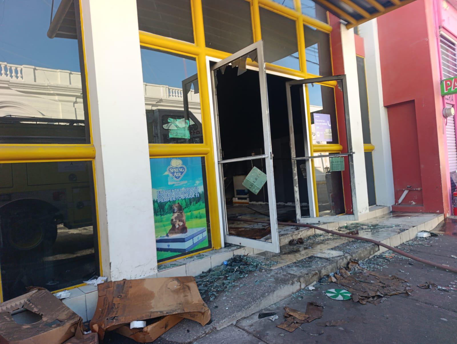 $!Se incendia mueblería en el Centro de Escuinapa