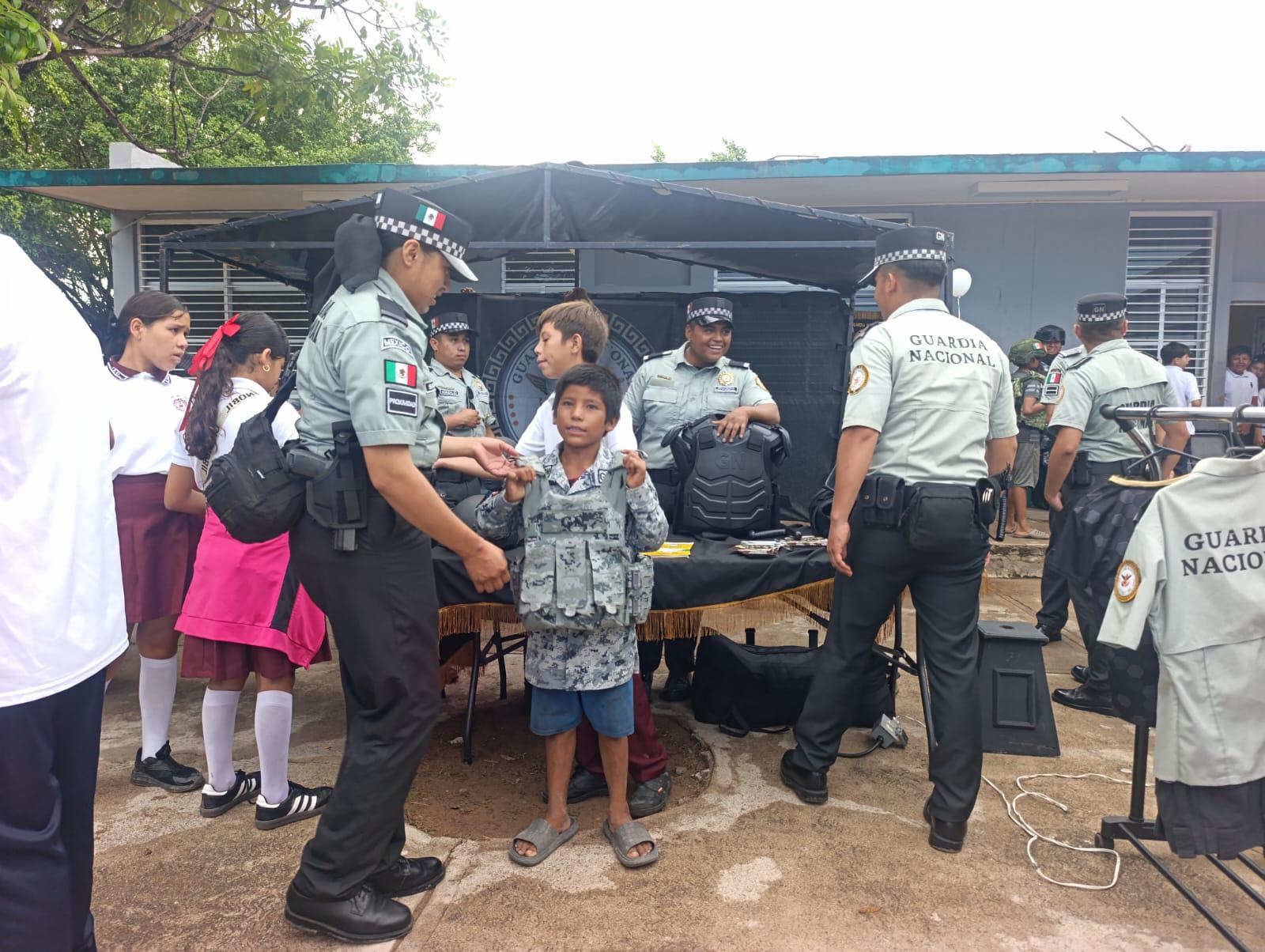 $!Módulos del Ejército, Marina y Guardia Nacional captan la atención de niños en la Jornada por la Paz en Escuinapa