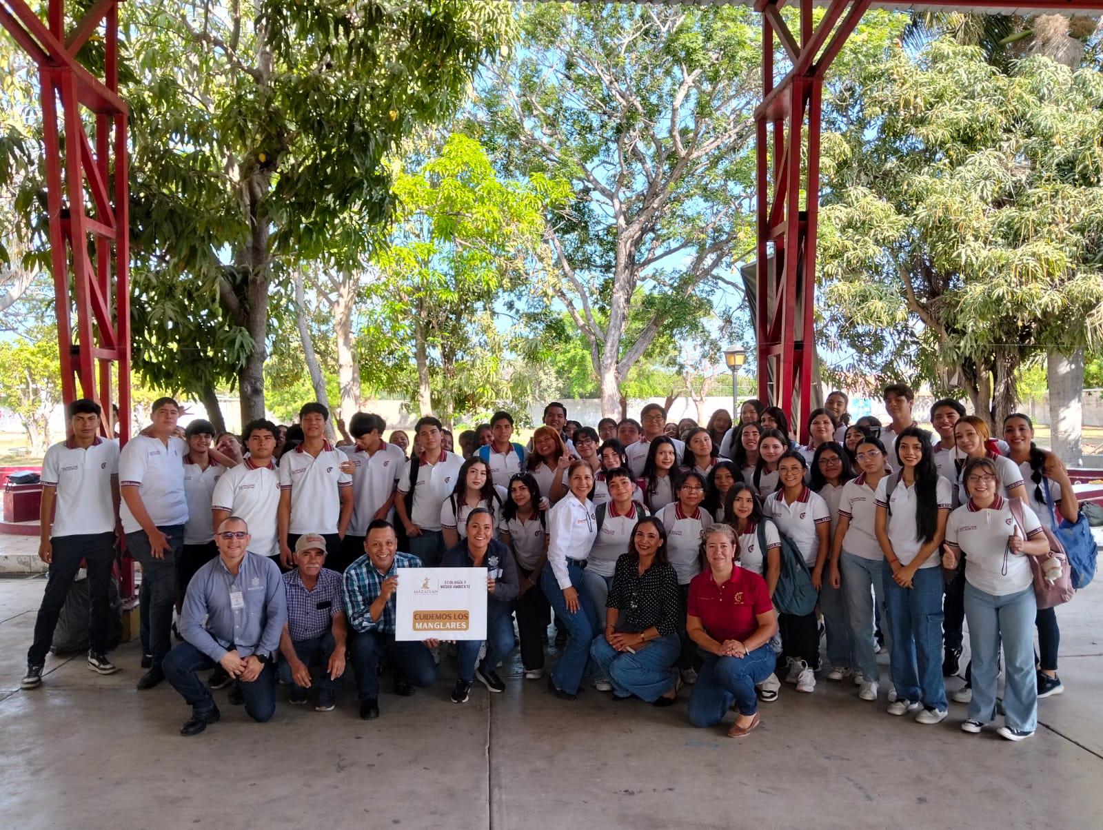 $!Limpian otra vez los manglares en Mazatlán; retiran 700 kilos de desechos sólidos