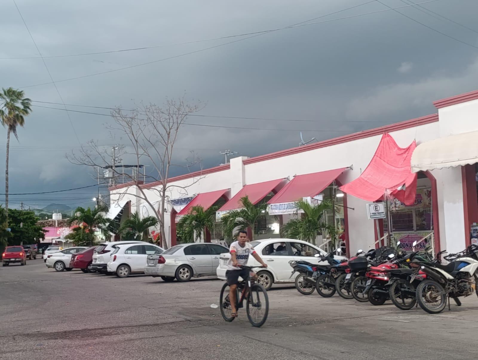 $!Se registran lluvias moderadas este lunes en Escuinapa