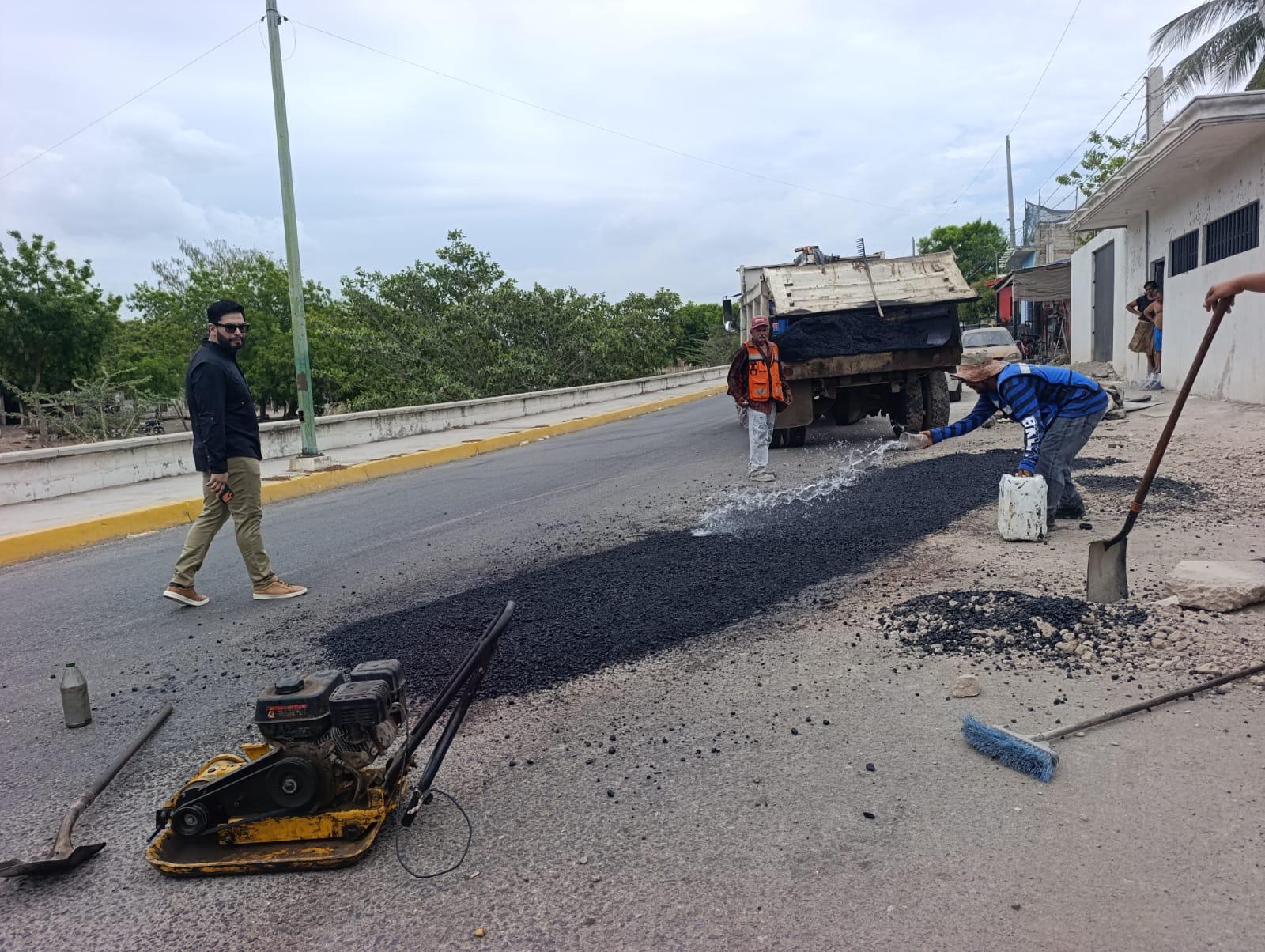 $!Atienden en Escuinapa a calles principales con bacheo