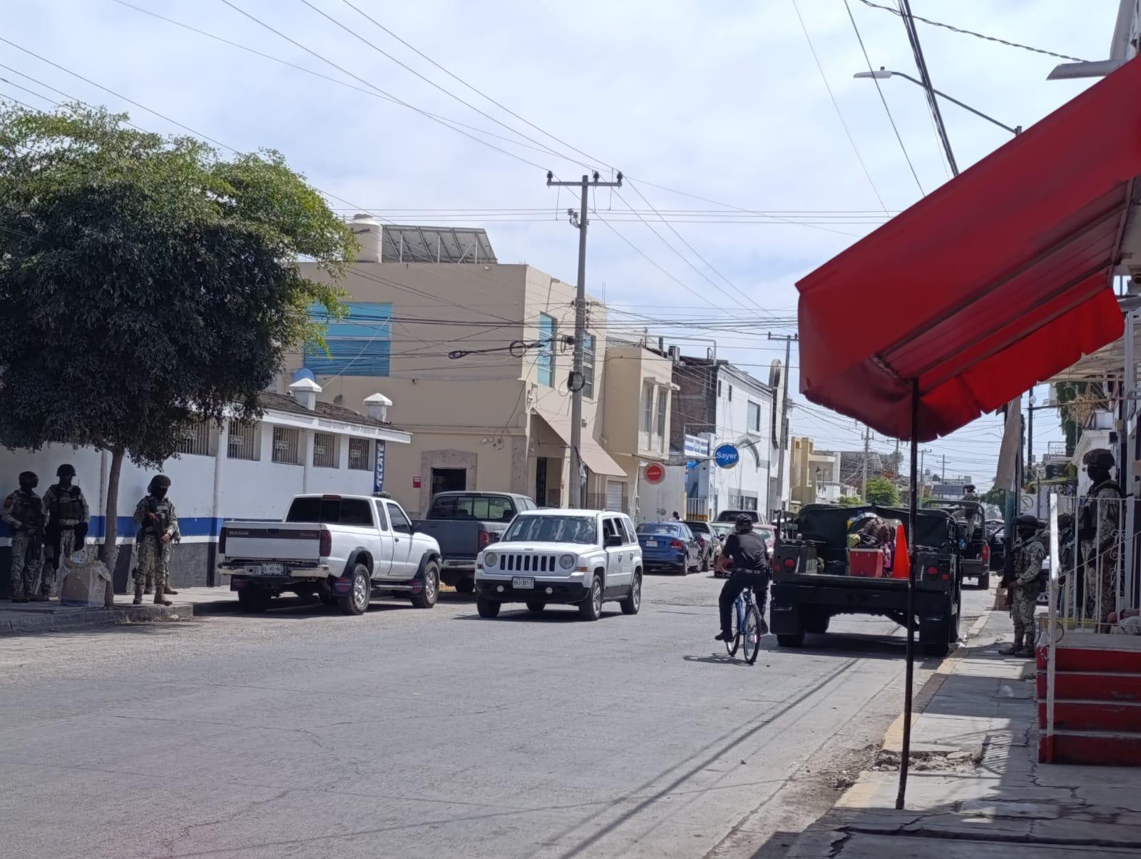 $!Monta Ejército operativo en el Centro de Escuinapa y cierra circulación en dos calles