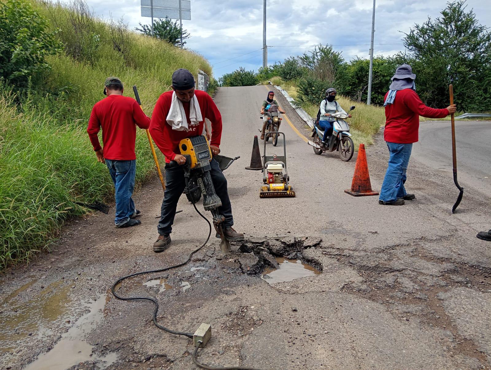 $!Avanza Comuna con trabajos de bacheo en Culiacán; cuadrillas municipales reparan asfalto en puntos afectados