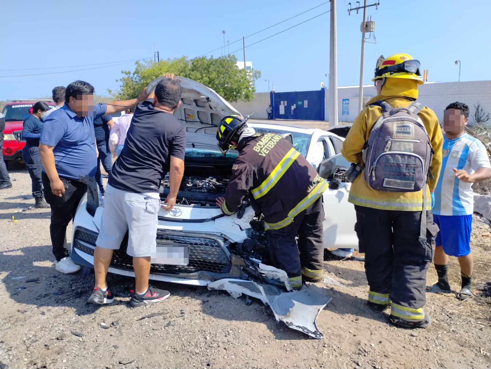 $!Deja 6 heridos choque entre dos autos en la libre Mazatlán-Culiacán