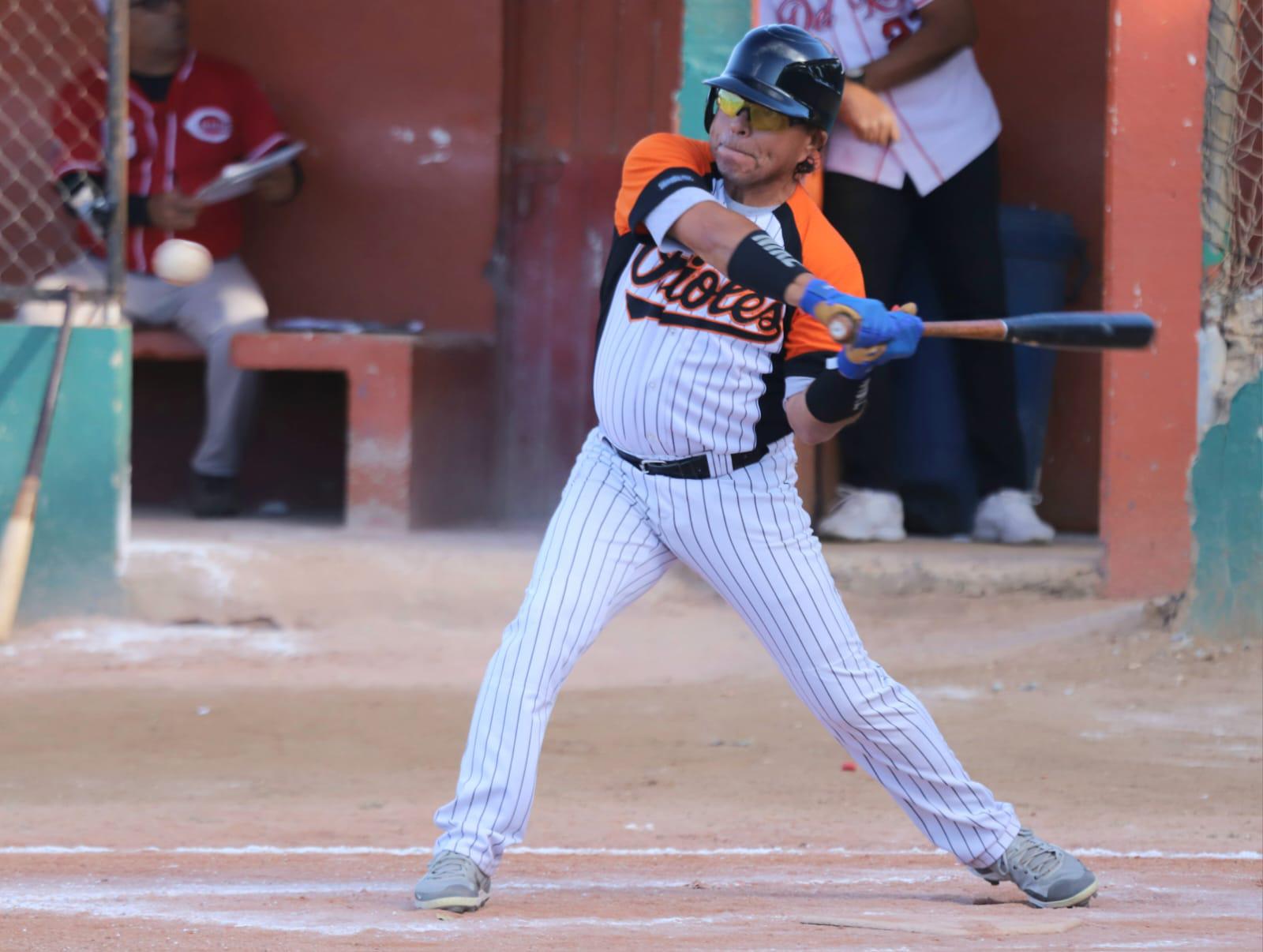 $!Familia Kelly domina duelo en la cumbre en Liga Meseros