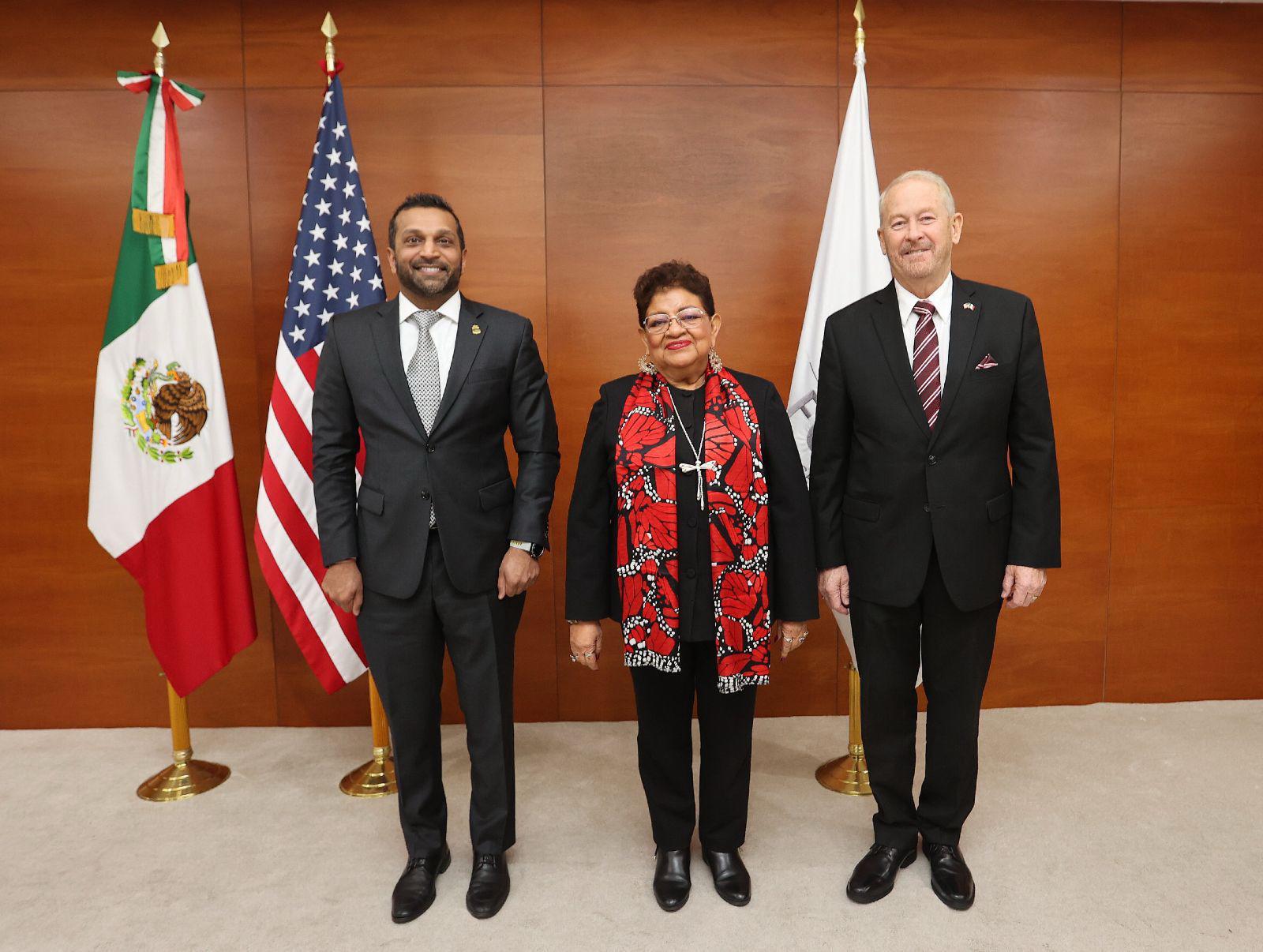 $!Funcionarios de seguridad de México se reúnen con director del FBI; se lleva a dos detenidos