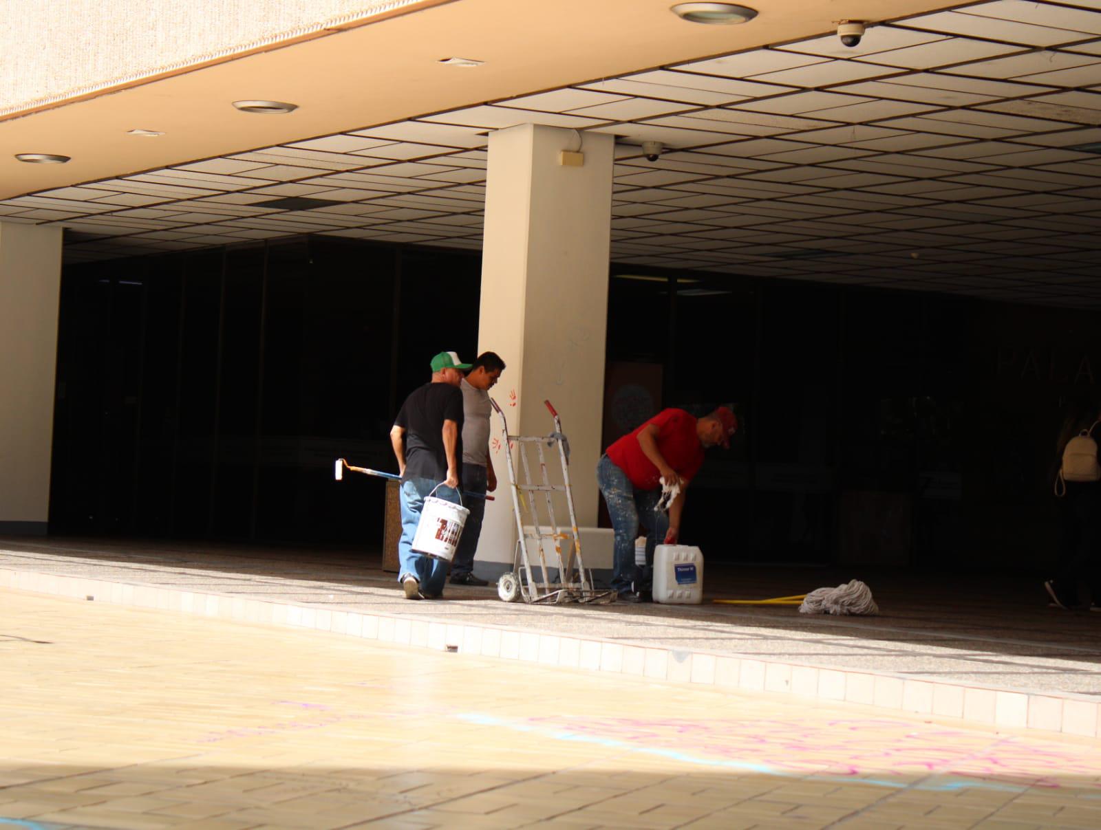 $!Una hora después, Gobierno borra señales de protesta feministas en Palacio