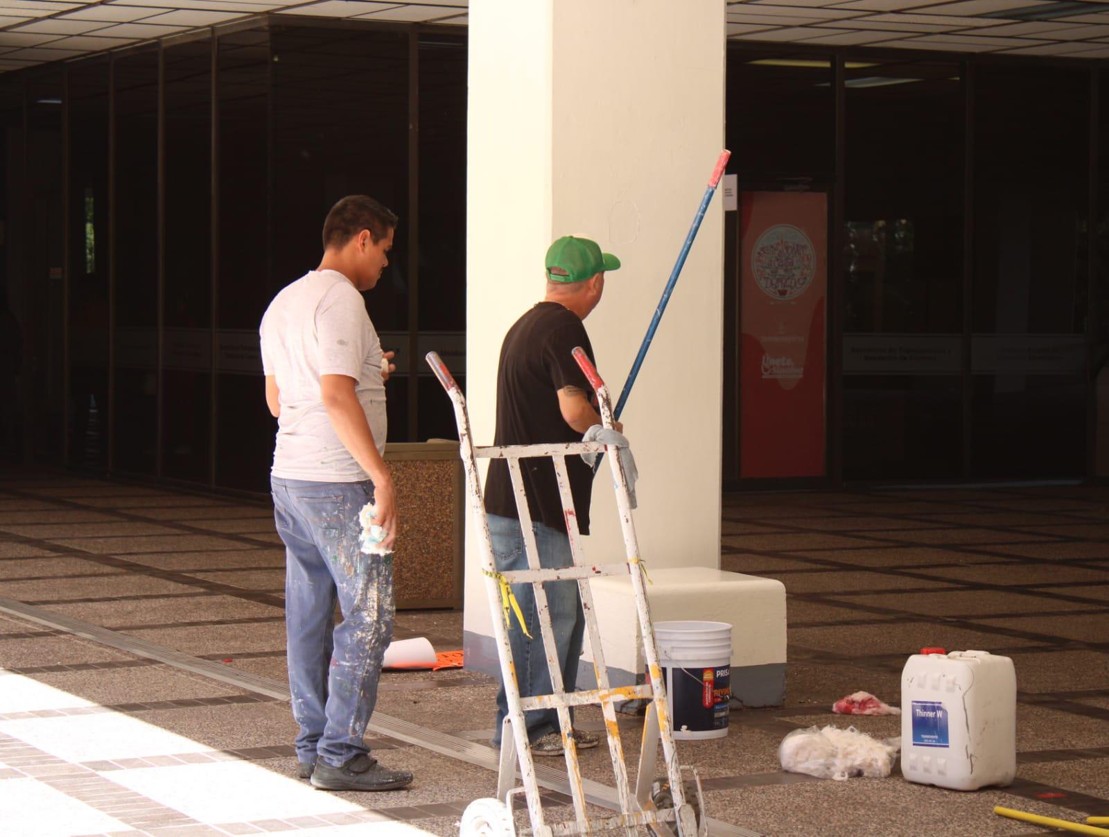 $!Una hora después, Gobierno borra señales de protesta feministas en Palacio
