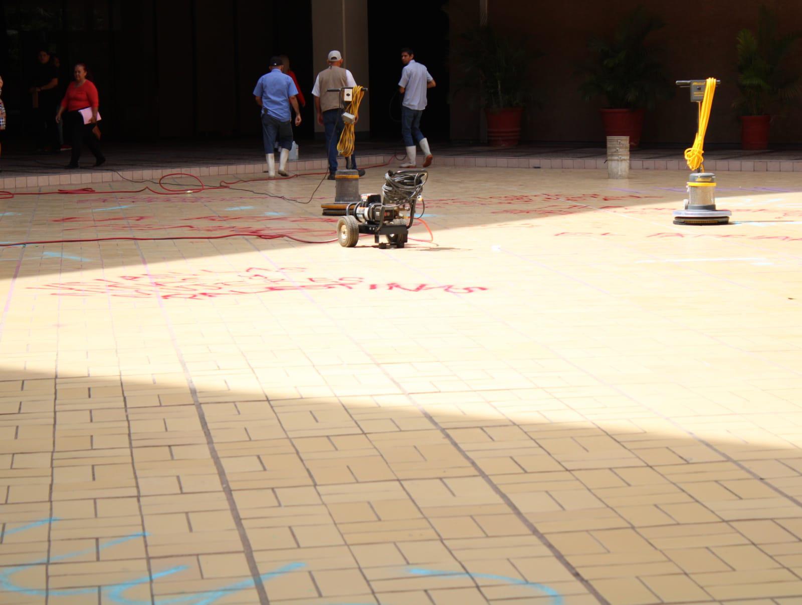 $!Una hora después, Gobierno borra señales de protesta feministas en Palacio