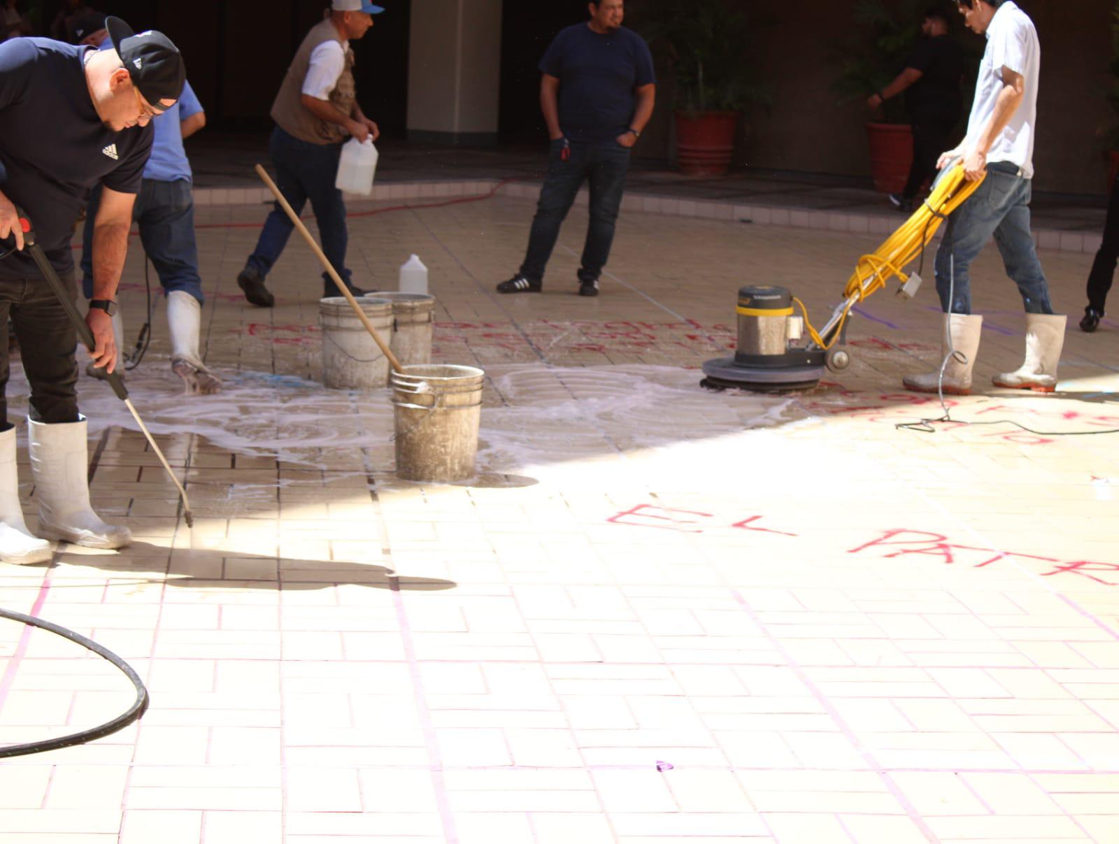$!Una hora después, Gobierno borra señales de protesta feministas en Palacio