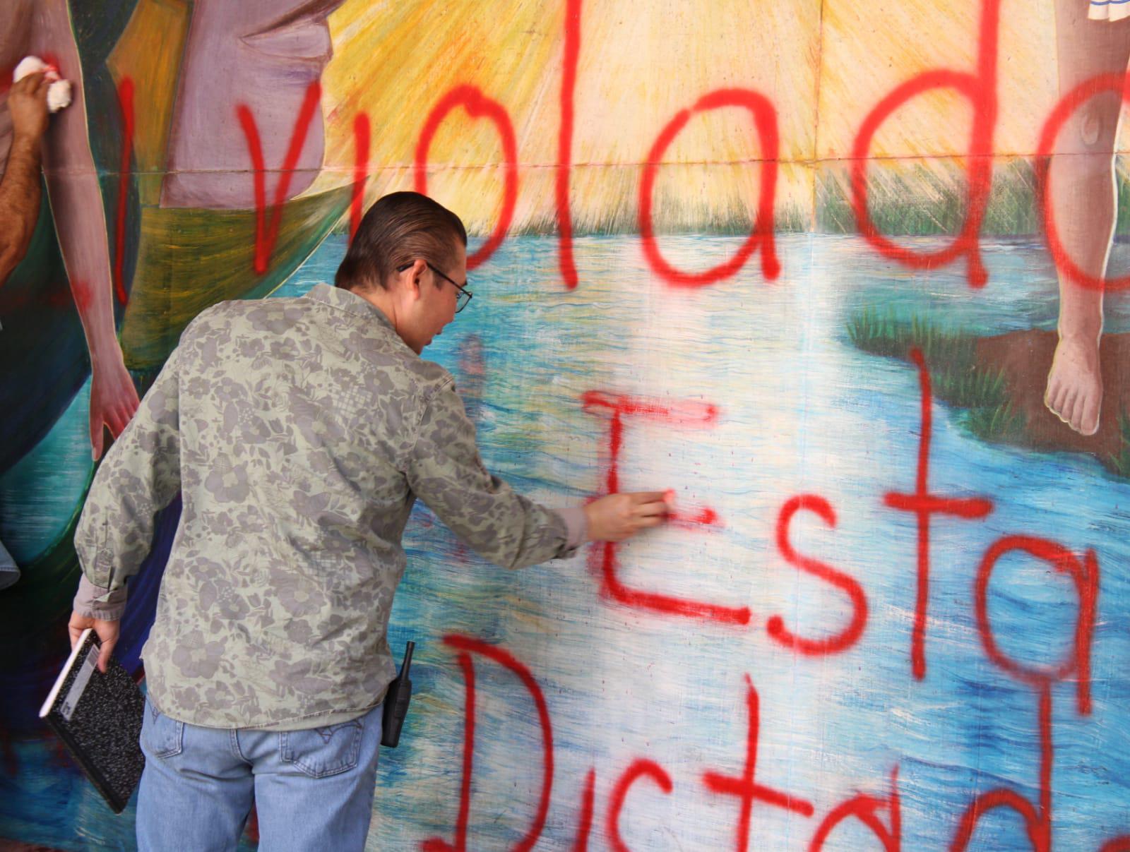 $!Una hora después, Gobierno borra señales de protesta feministas en Palacio