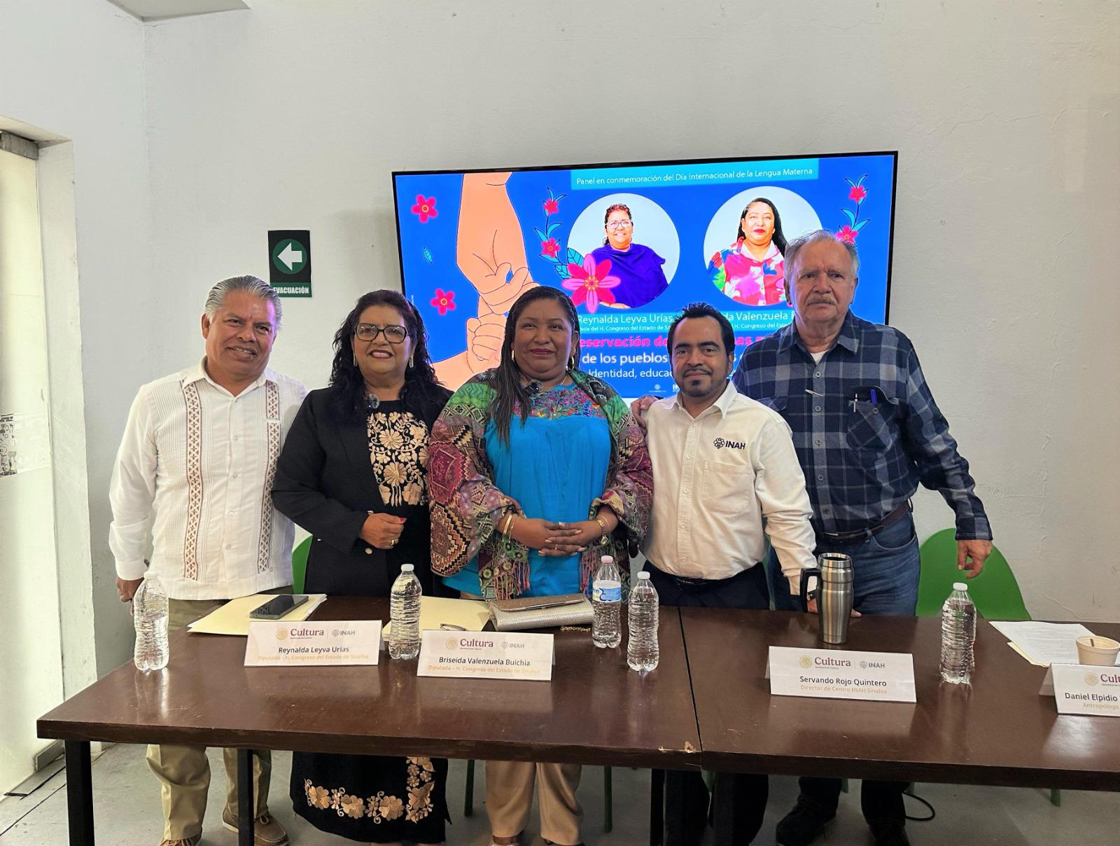 $!Reynalda Leyva Urías y Briseida Valenzuela Buichia, el antropólogo Daniel Elpidio Burgueño Hernández y Servando Rojo Quintero, director del Centro INAH Sinaloa.