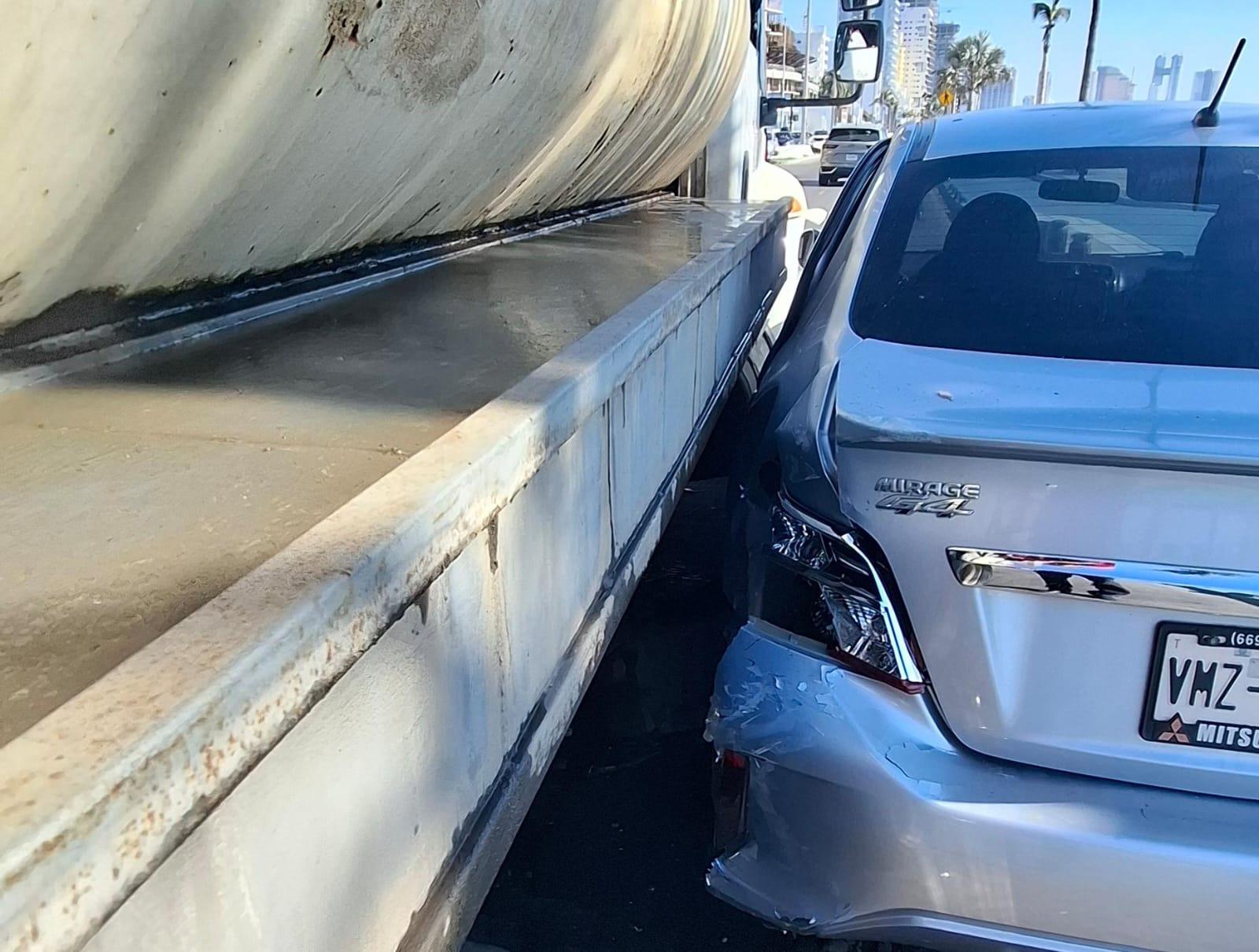 $!Pipa del Ayuntamiento choca contra auto en el malecón de Mazatlán