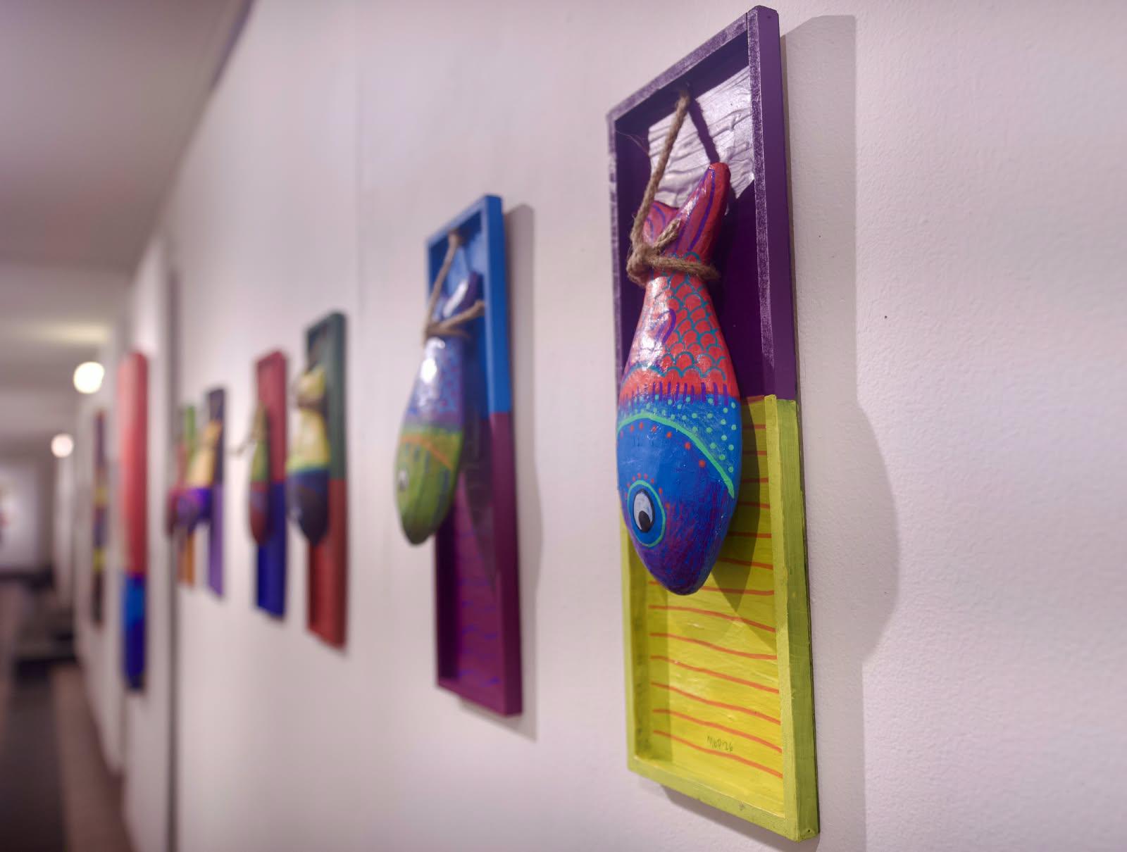 $!La exposición reúne 31 obras en las que el color, el collage y técnicas como la acuarela, las crayolas y los gises dan forma al universo creativo de la artista.