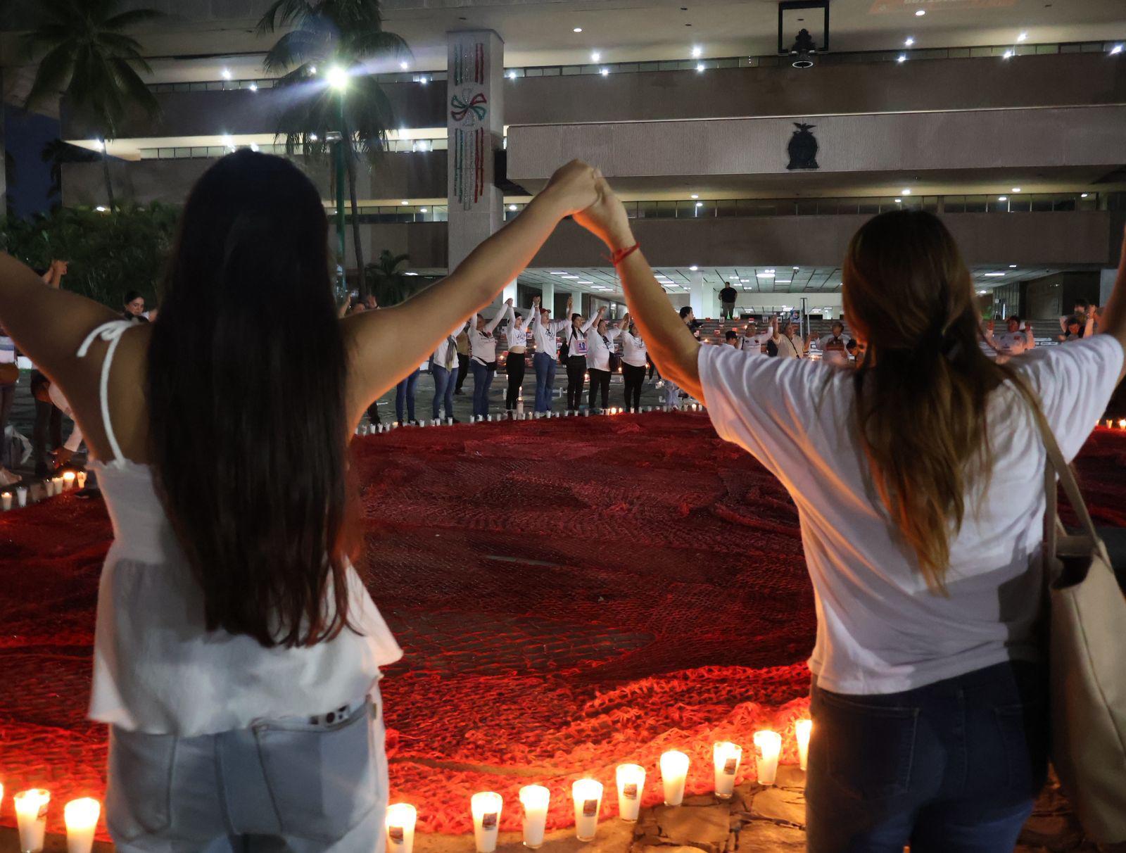 $!Iluminan la espera por los desaparecidos en Sinaloa en Palacio de Gobierno