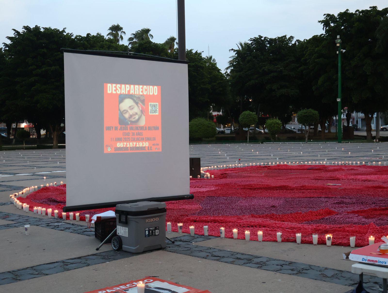 $!Iluminan la espera por los desaparecidos en Sinaloa en Palacio de Gobierno