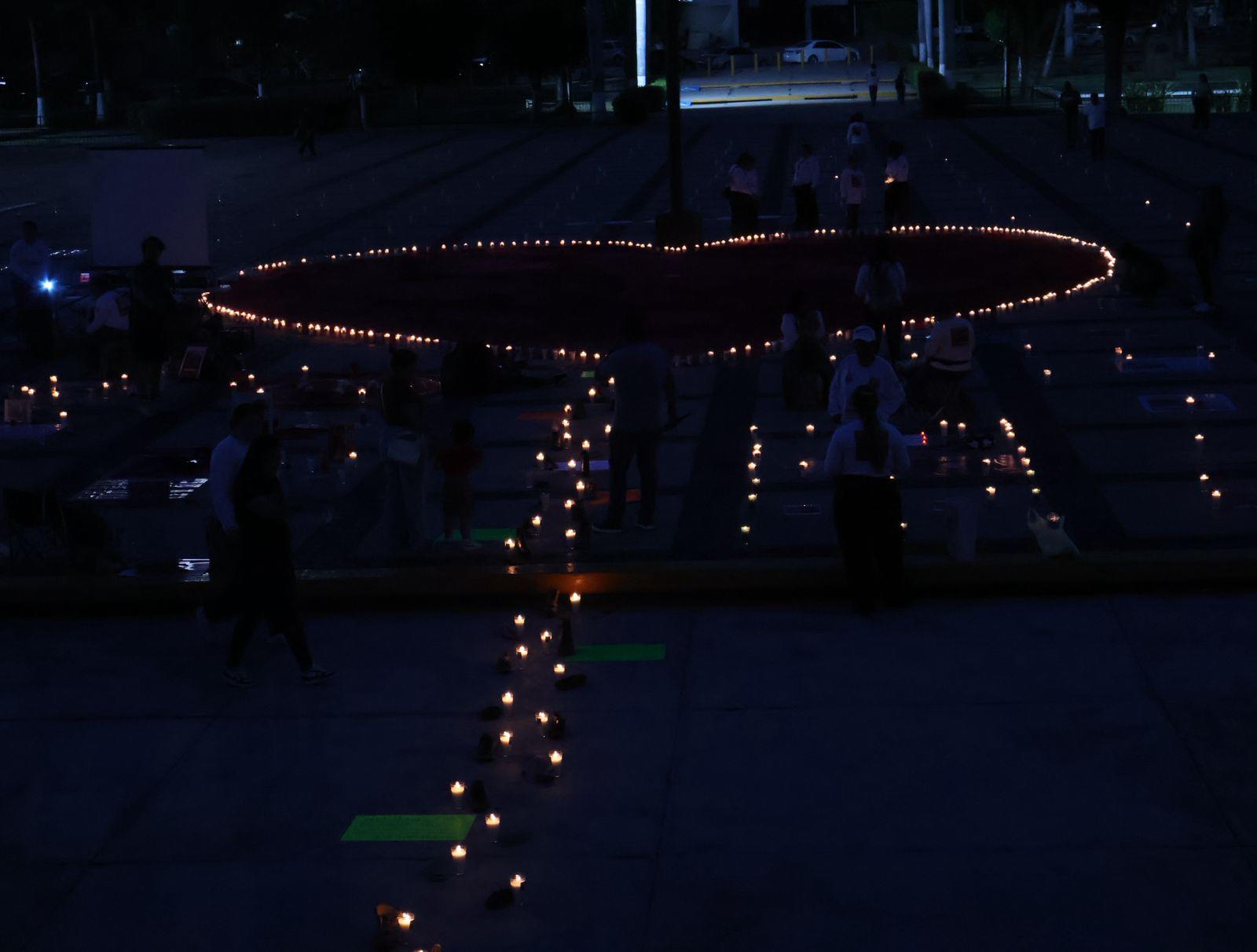 $!Iluminan la espera por los desaparecidos en Sinaloa en Palacio de Gobierno
