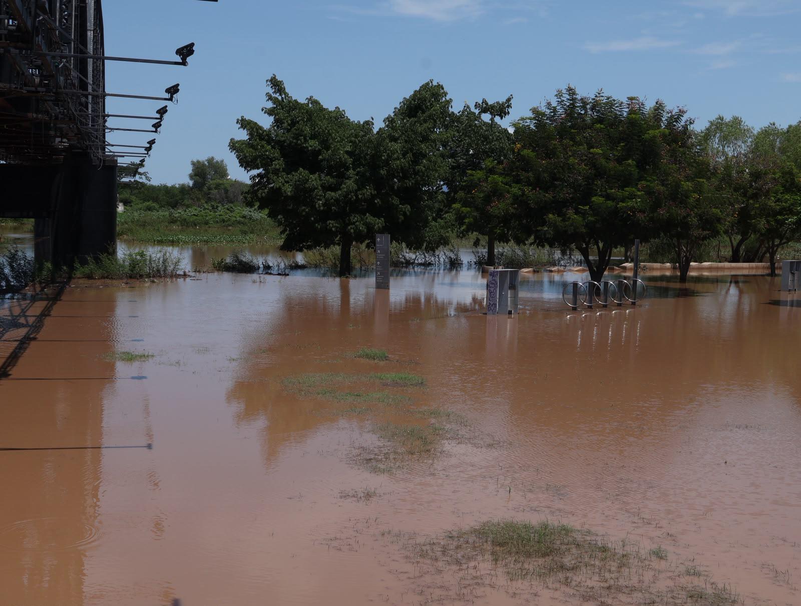$!Cierran de forma preventiva Las Riberas y el Parque Acuático por aumento en el nivel del río