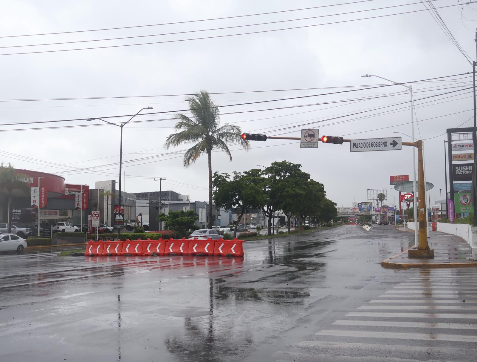 $!Vía alterna por obras en Pedro Infante genera tráfico vehicular en Culiacán