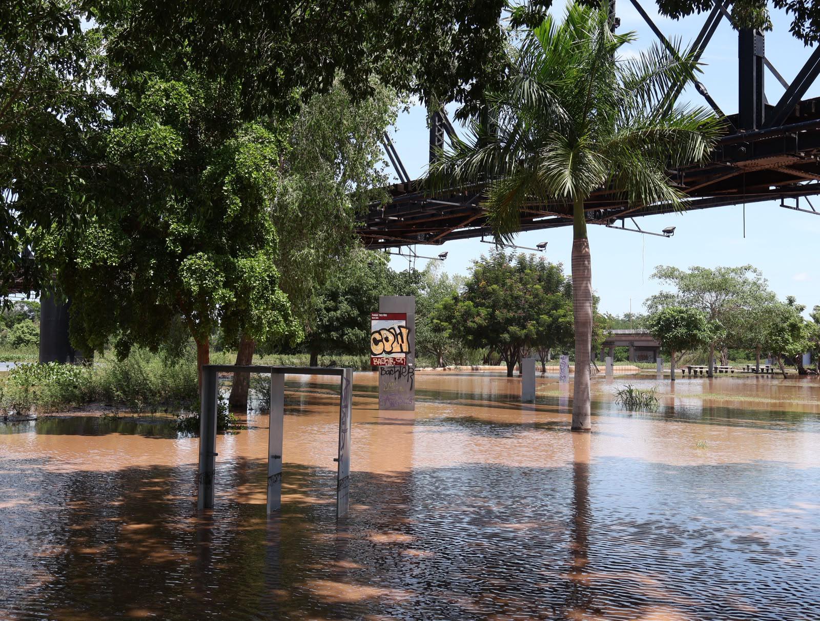 $!Cierran de forma preventiva Las Riberas y el Parque Acuático por aumento en el nivel del río
