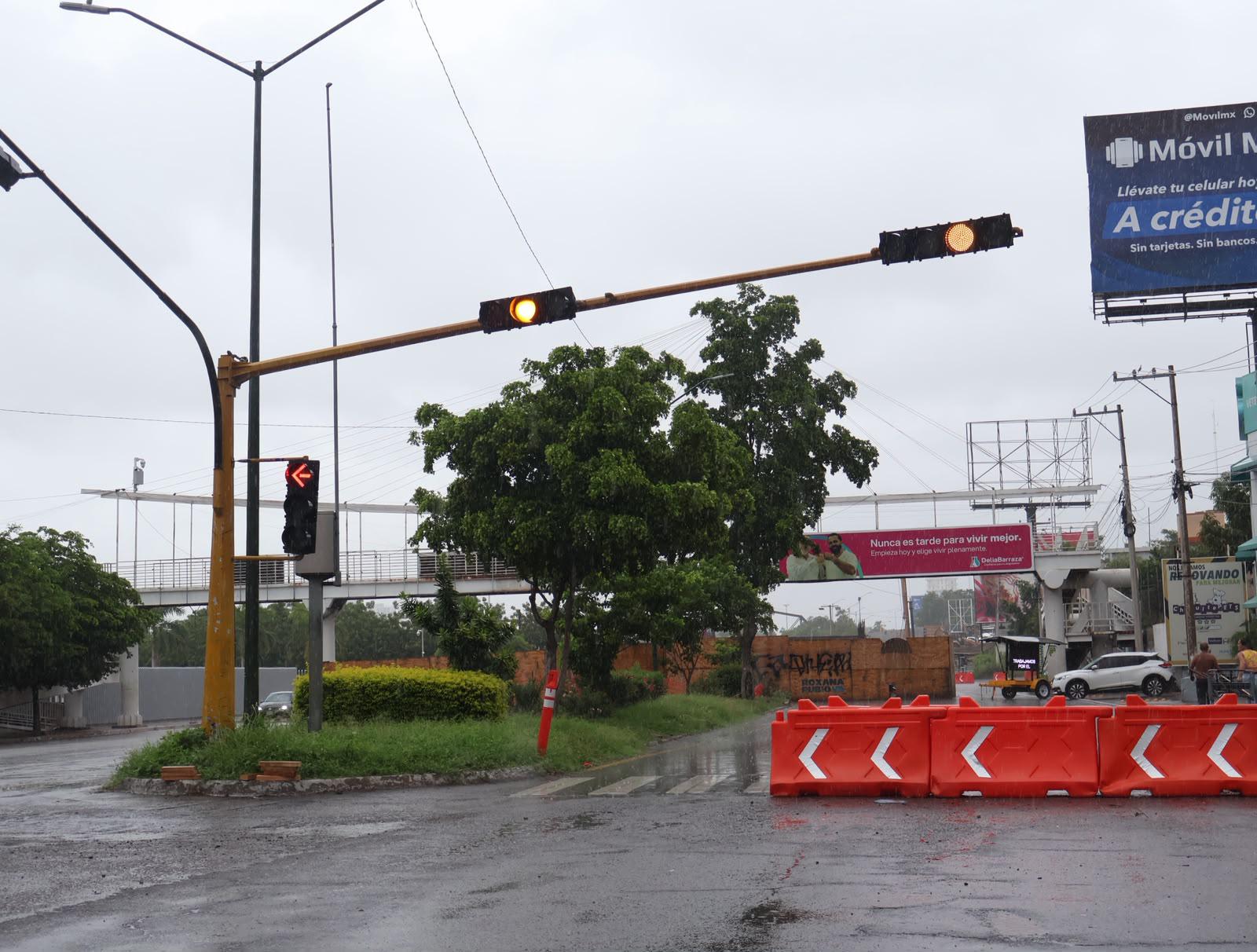 $!Vía alterna por obras en Pedro Infante genera tráfico vehicular en Culiacán