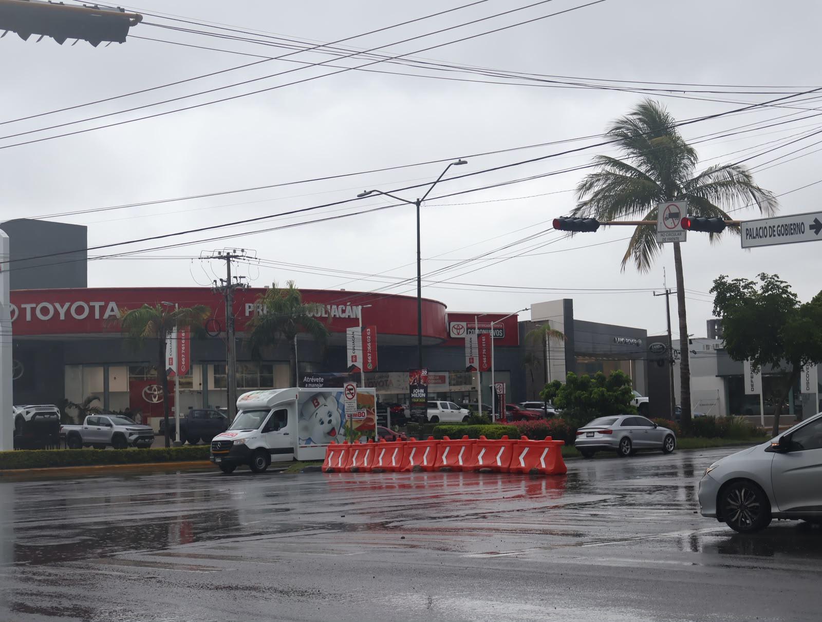 $!Vía alterna por obras en Pedro Infante genera tráfico vehicular en Culiacán