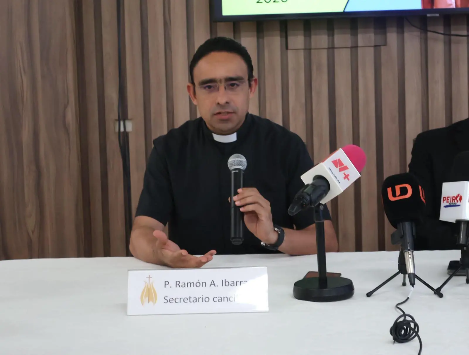 $!El secretario canciller Ramón A. Ibarra celebra la visita de Monseñor Spiteri a Culiacán.