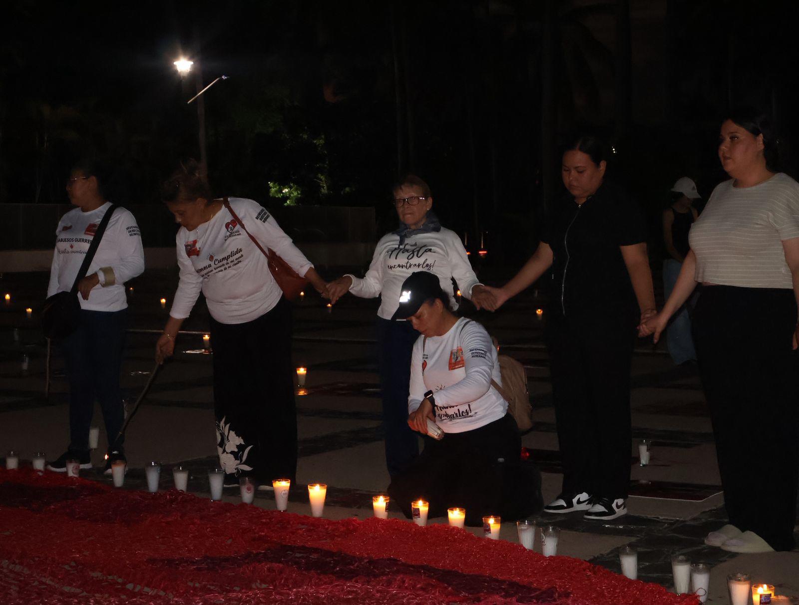 $!Iluminan la espera por los desaparecidos en Sinaloa en Palacio de Gobierno