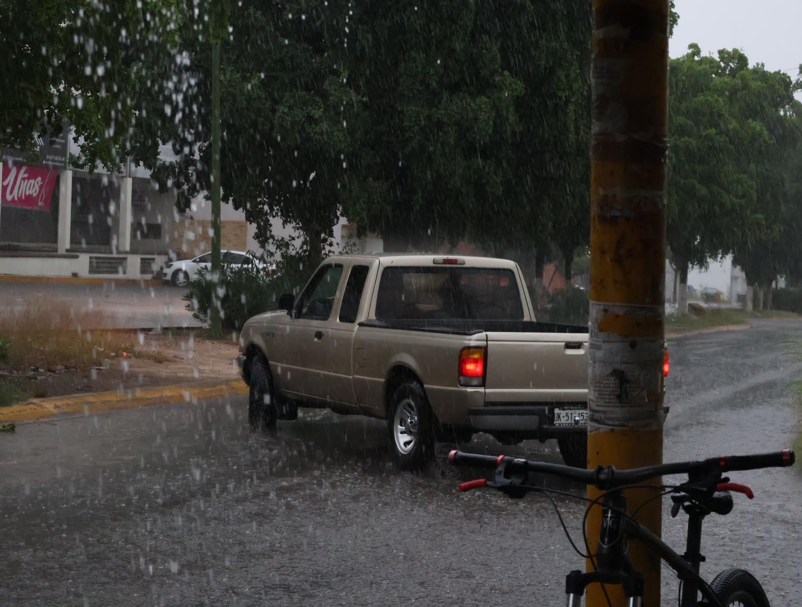 $!Llueve sobre Culiacán; Protección Civil mantiene vigilancia