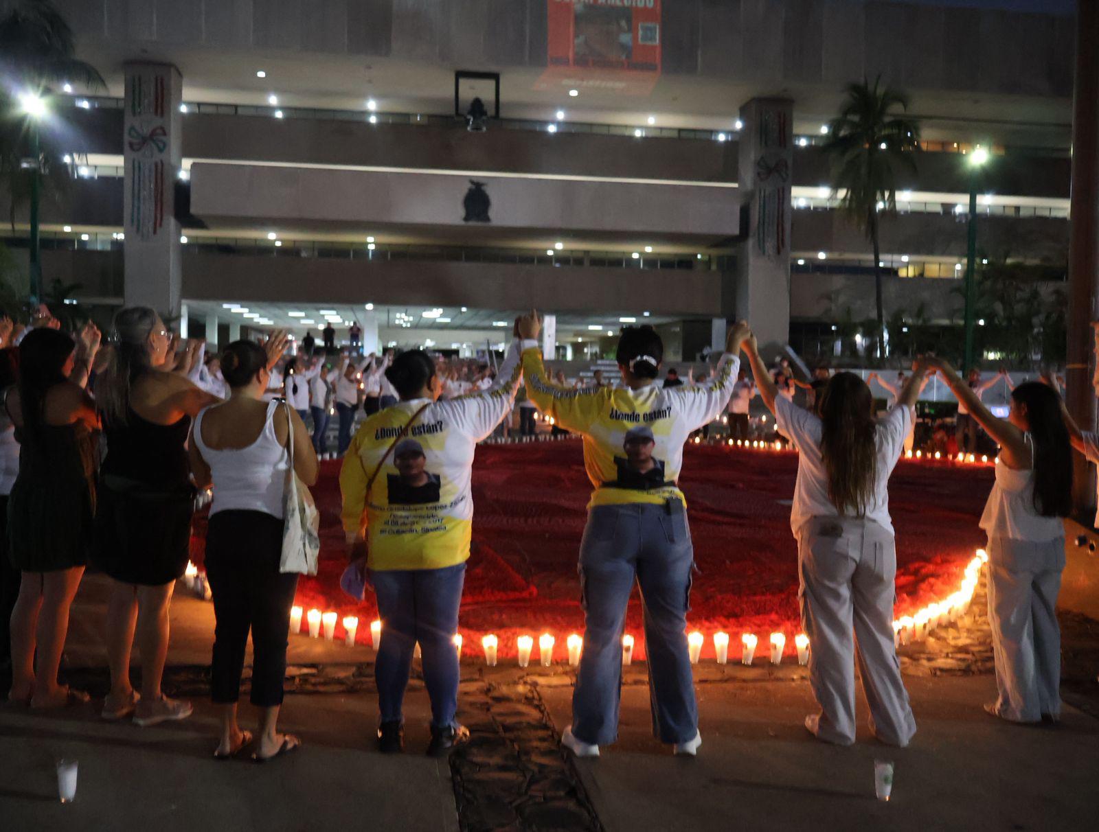 $!Iluminan la espera por los desaparecidos en Sinaloa en Palacio de Gobierno