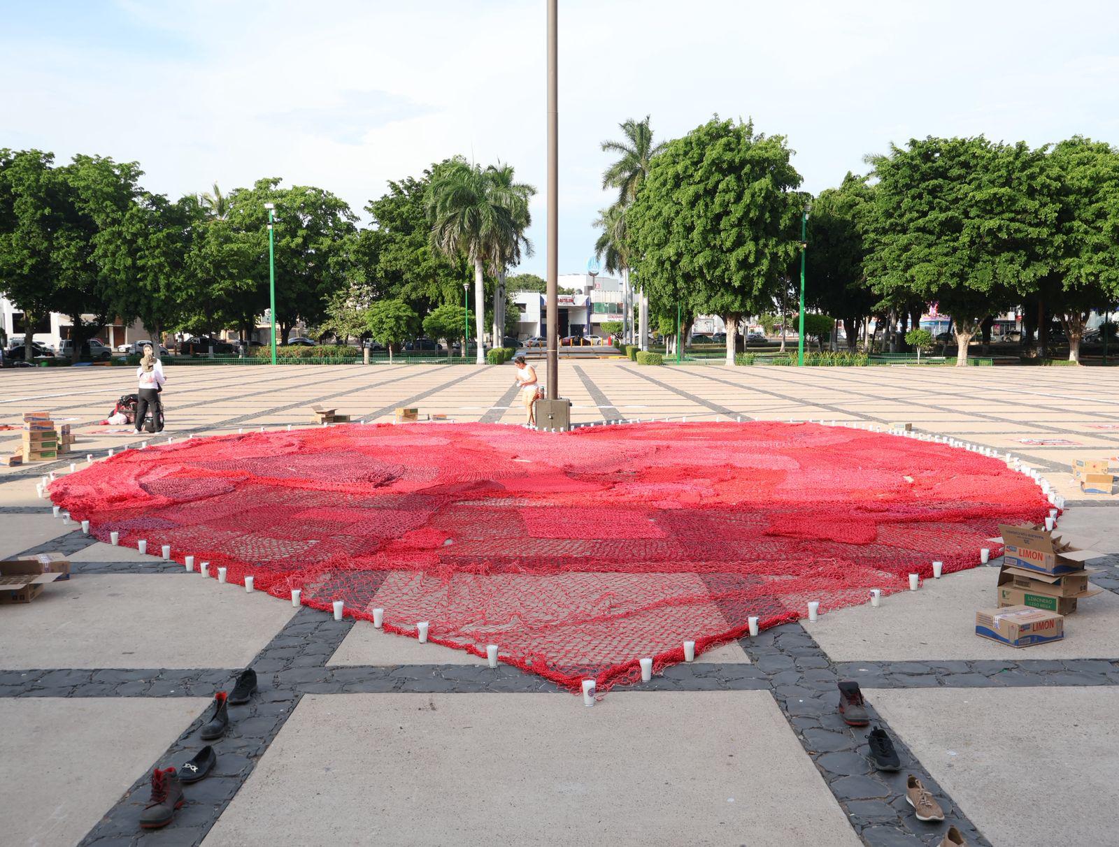 $!Iluminan la espera por los desaparecidos en Sinaloa en Palacio de Gobierno