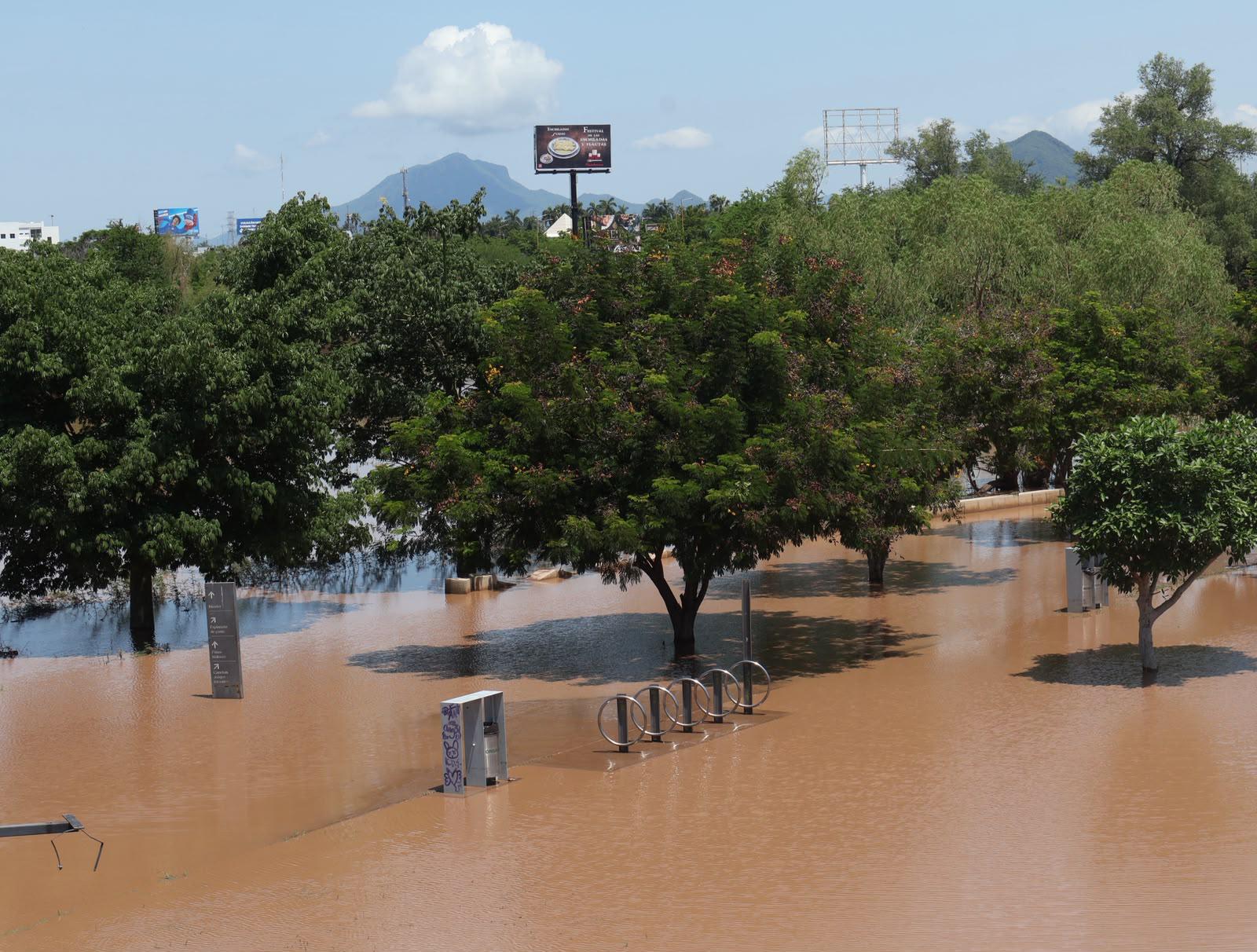 $!Cierran de forma preventiva Las Riberas y el Parque Acuático por aumento en el nivel del río