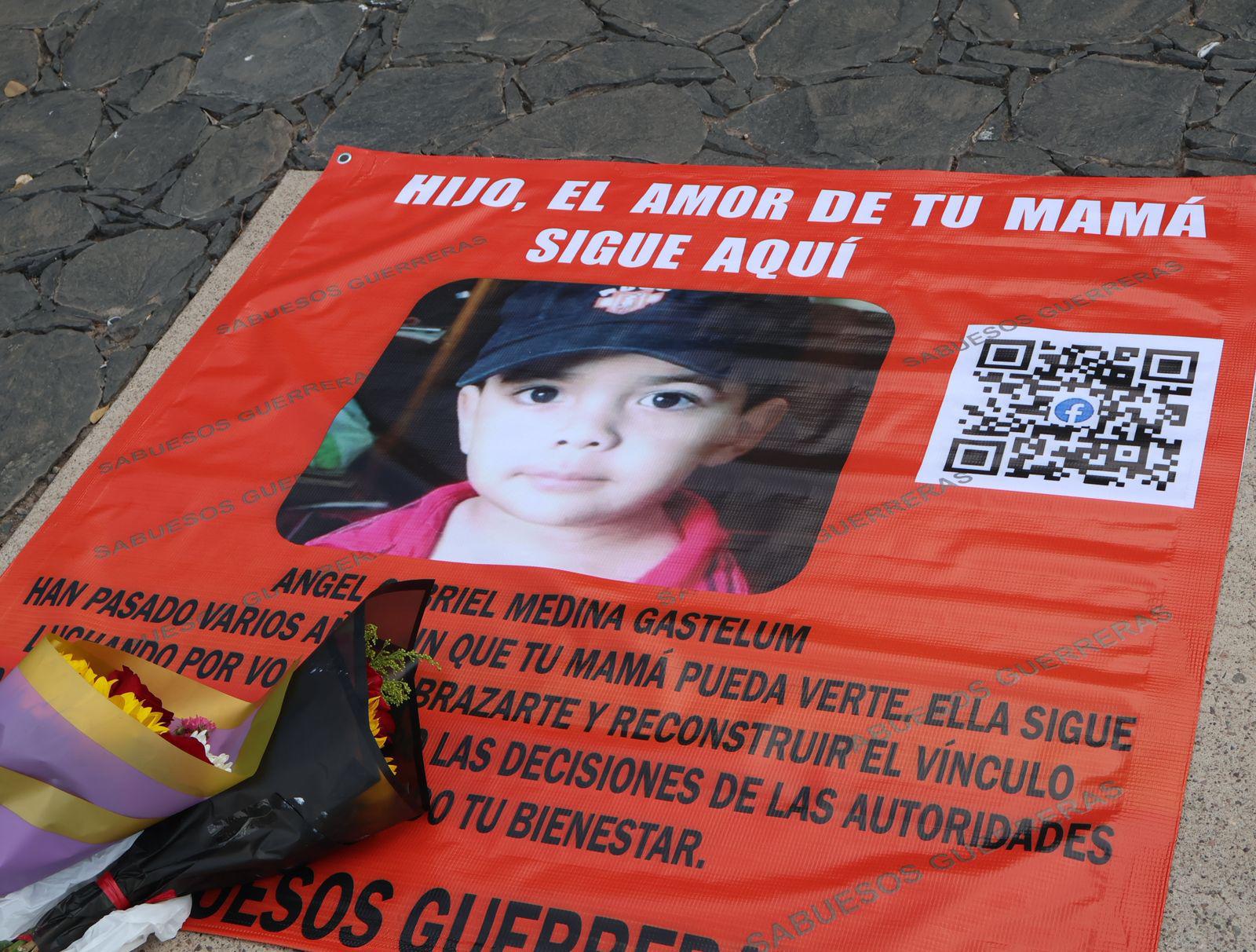 $!Iluminan la espera por los desaparecidos en Sinaloa en Palacio de Gobierno