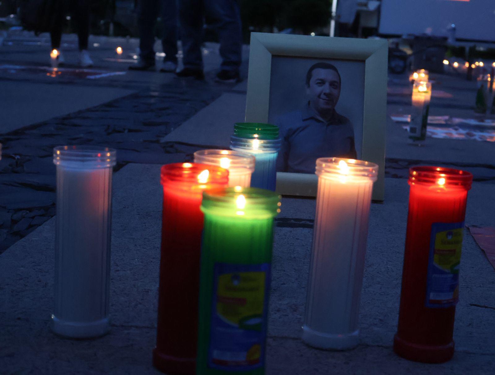 $!Iluminan la espera por los desaparecidos en Sinaloa en Palacio de Gobierno