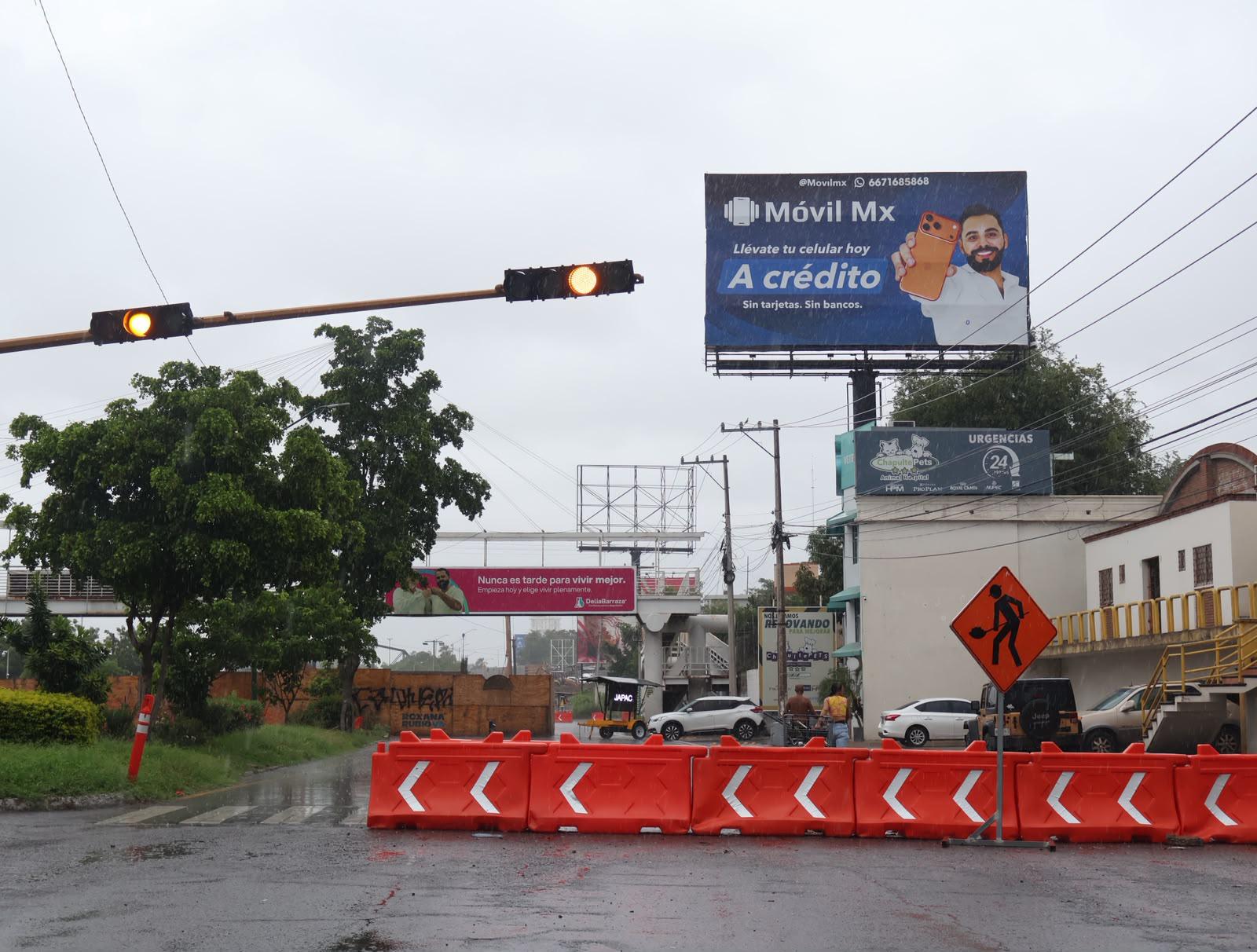 $!Vía alterna por obras en Pedro Infante genera tráfico vehicular en Culiacán