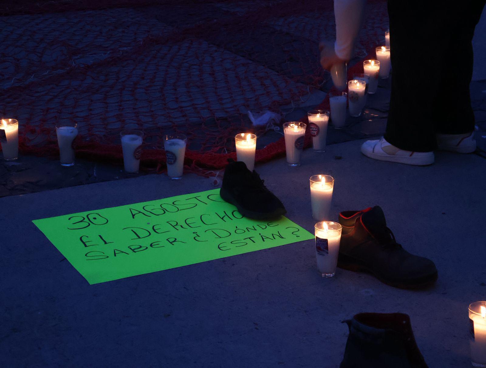 $!Iluminan la espera por los desaparecidos en Sinaloa en Palacio de Gobierno