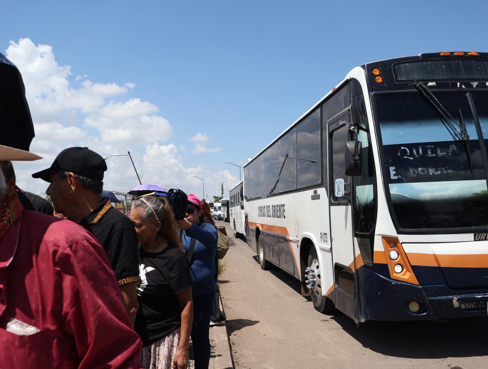 $!Camiones llenos de gente llegan al evento de Sheinbaum en Culiacán