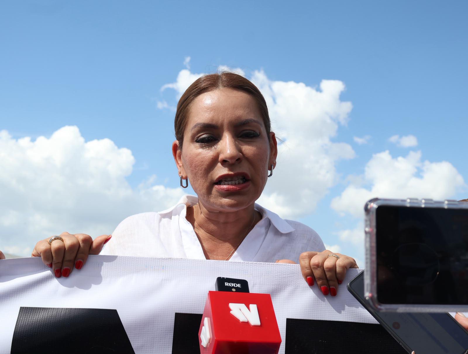 $!Panistas se manifiestan afuera del evento de Sheinbaum