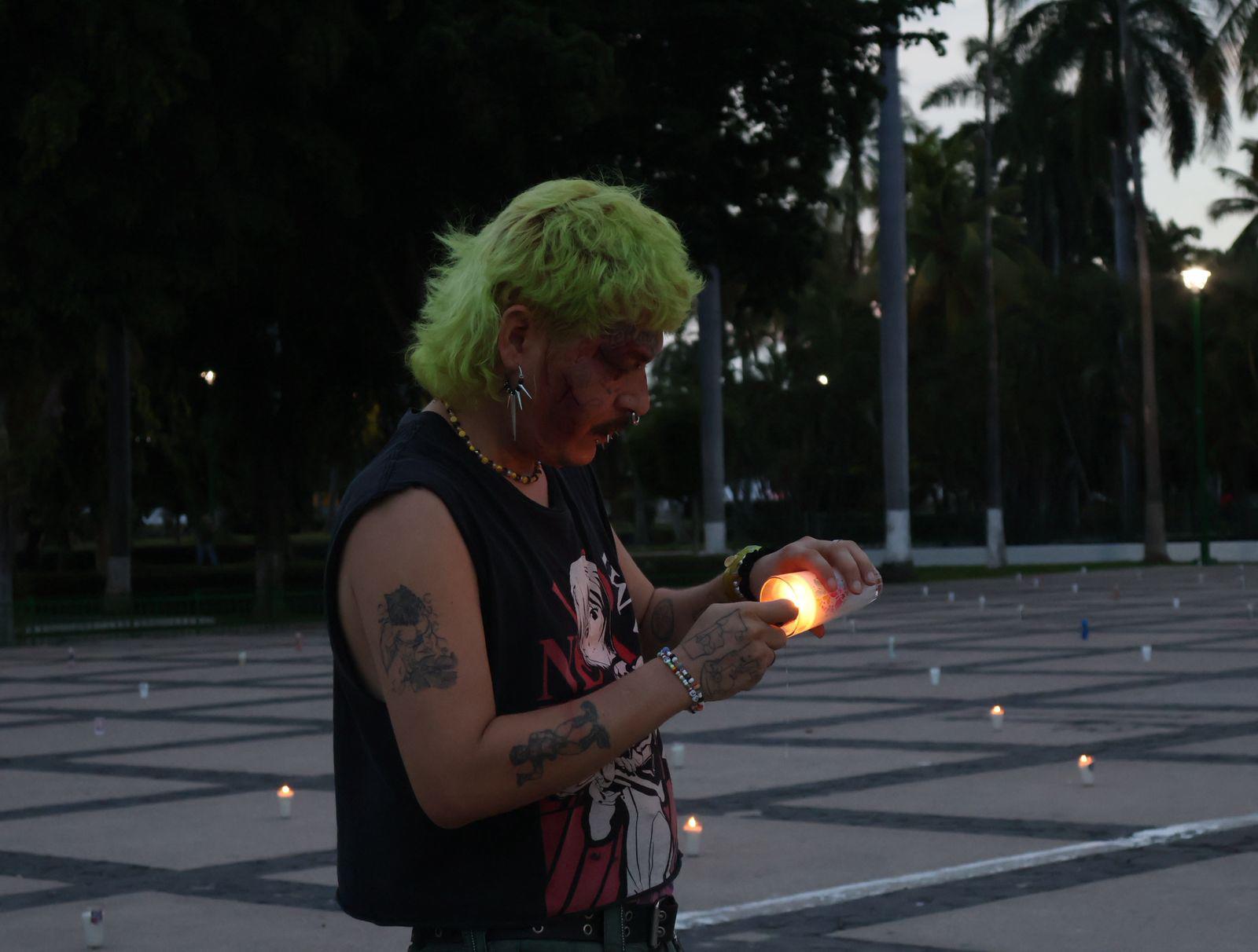 $!Iluminan la espera por los desaparecidos en Sinaloa en Palacio de Gobierno