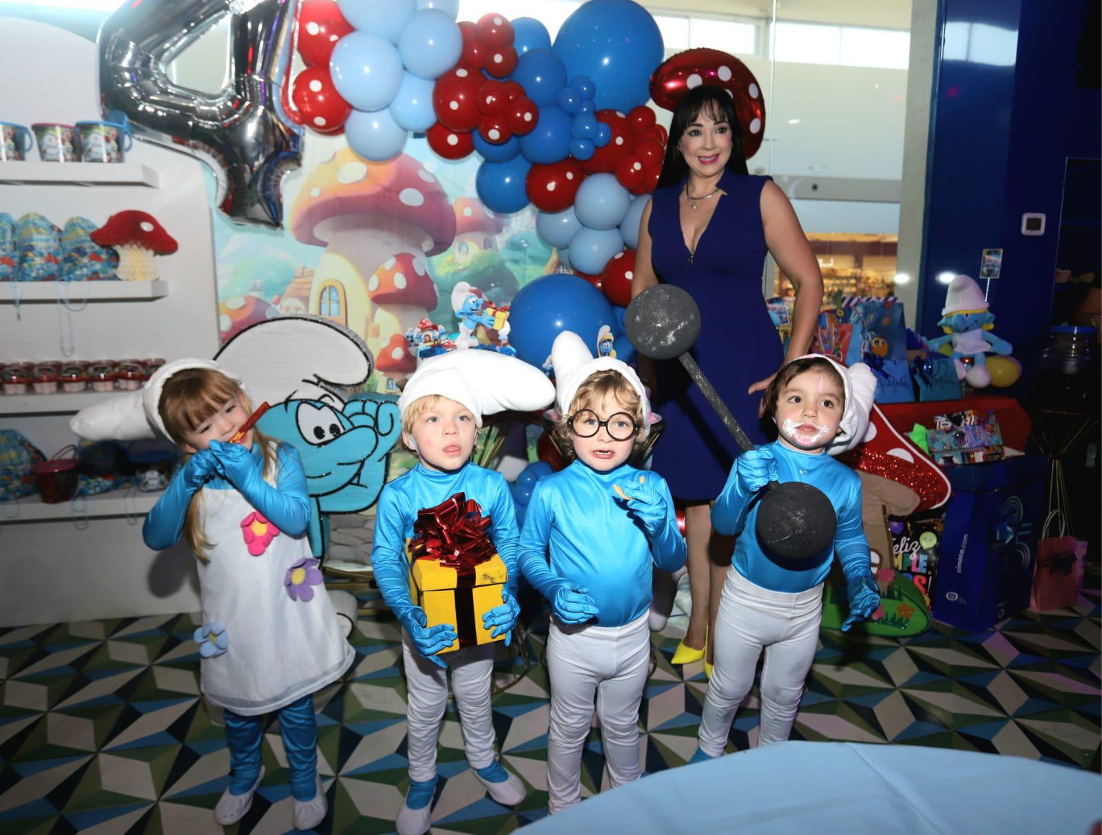 $!Los cumpleañeros junto a su mamá Rosa Alicia León.