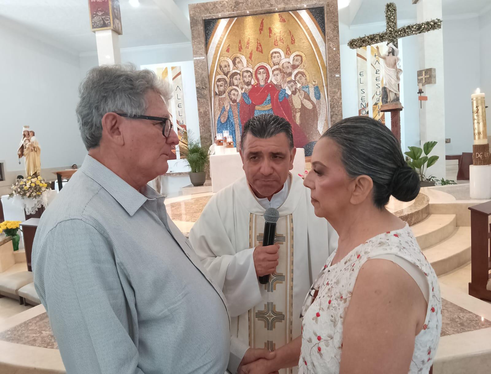 $!Ante Dios agradecen sus 50 años de matrimonio y hacen nuevos votos.